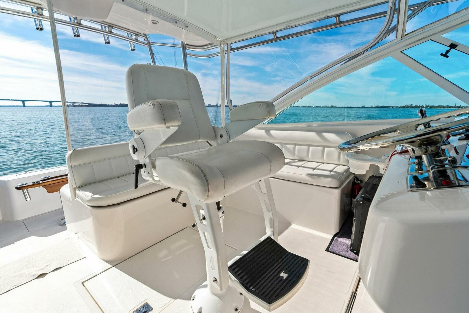 2005 Cabo 40 Express — photo 13