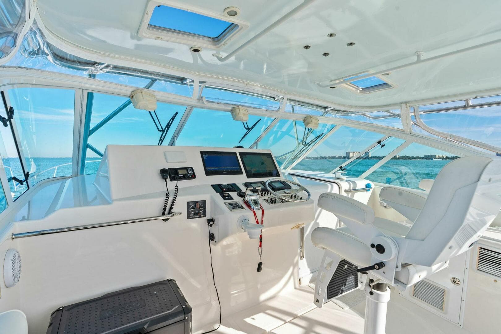 2005 Cabo 40 Express — photo 9