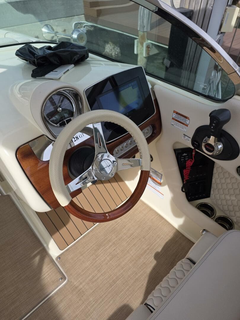 2023 Chris-Craft 28 Launch GT — photo 10