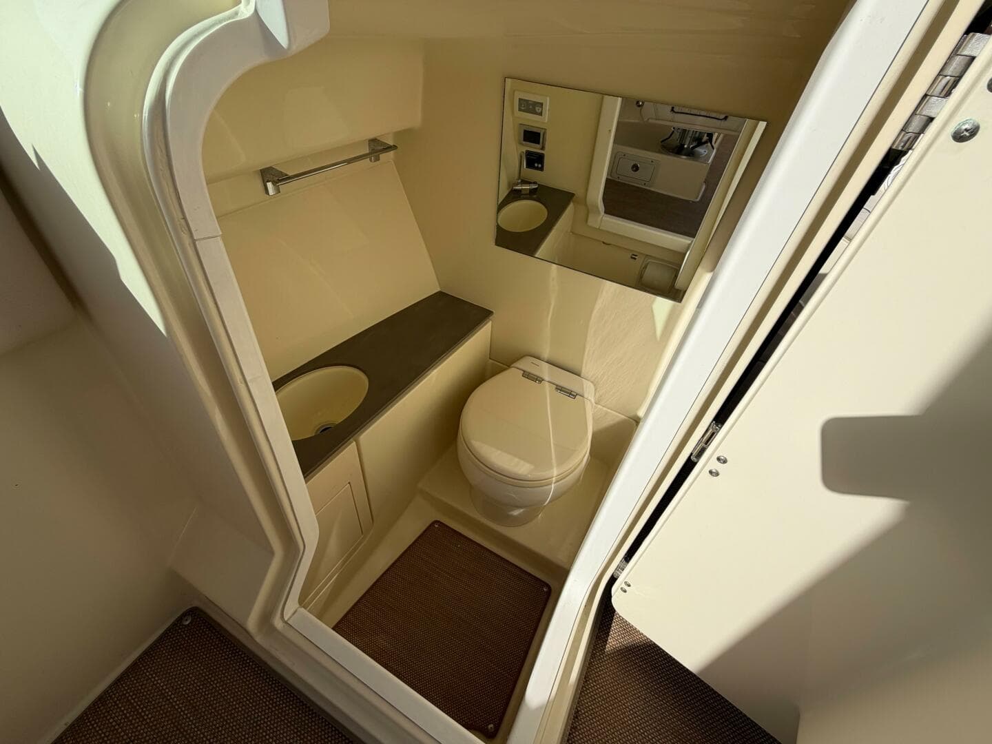 2023 Chris-Craft 28 Launch GT — photo 13