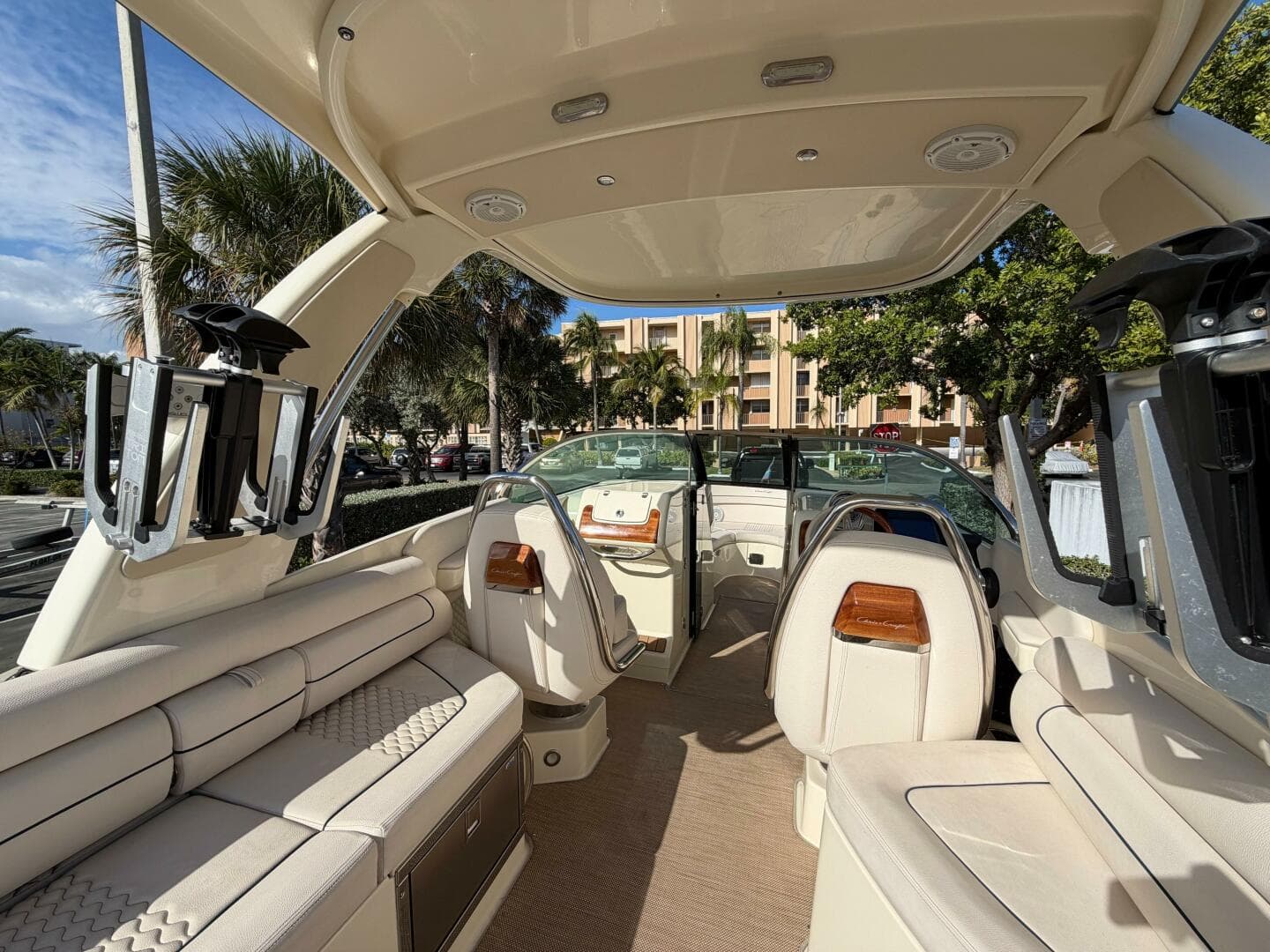 2023 Chris-Craft 28 Launch GT — photo 5