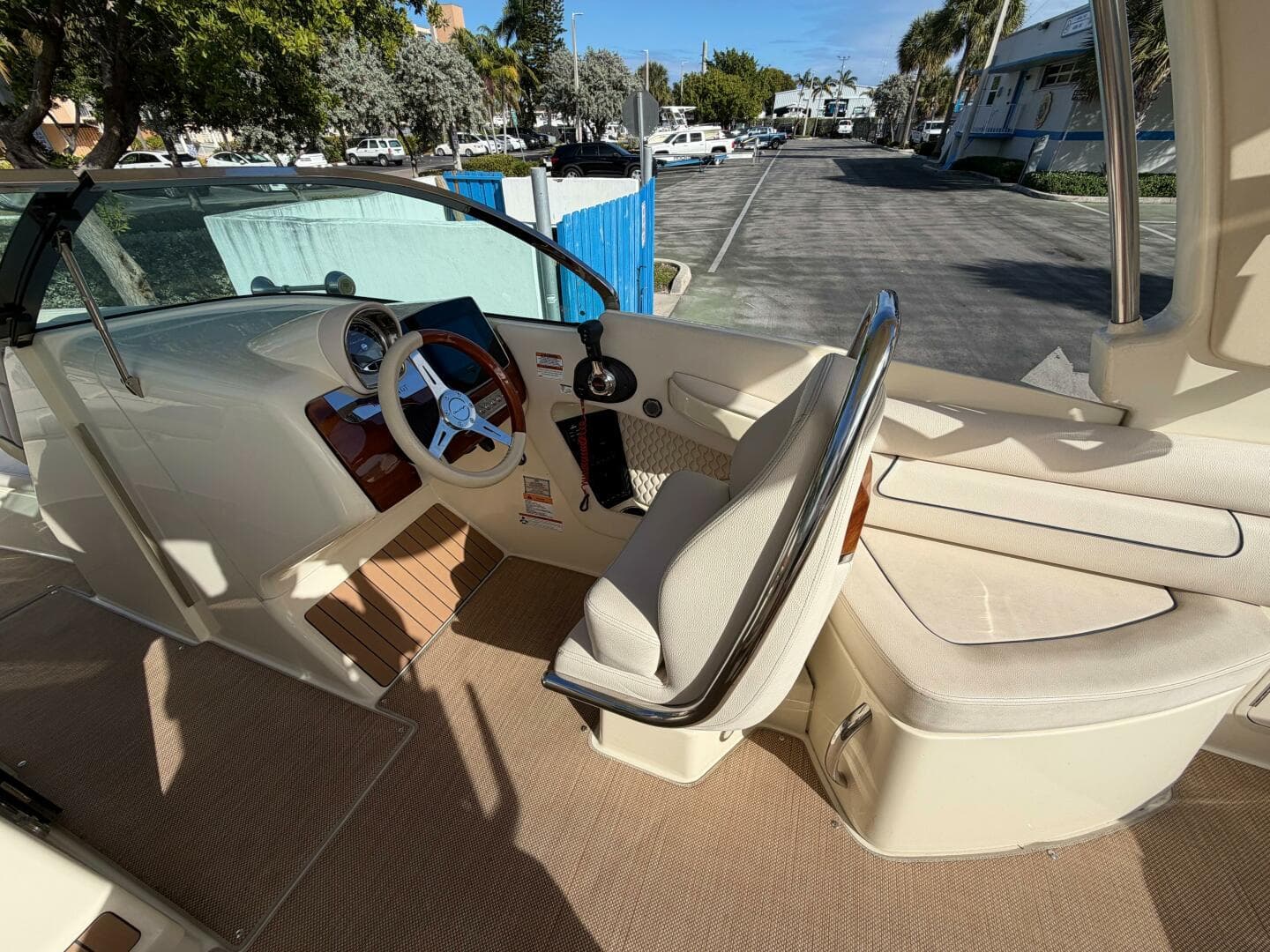 2023 Chris-Craft 28 Launch GT — photo 7