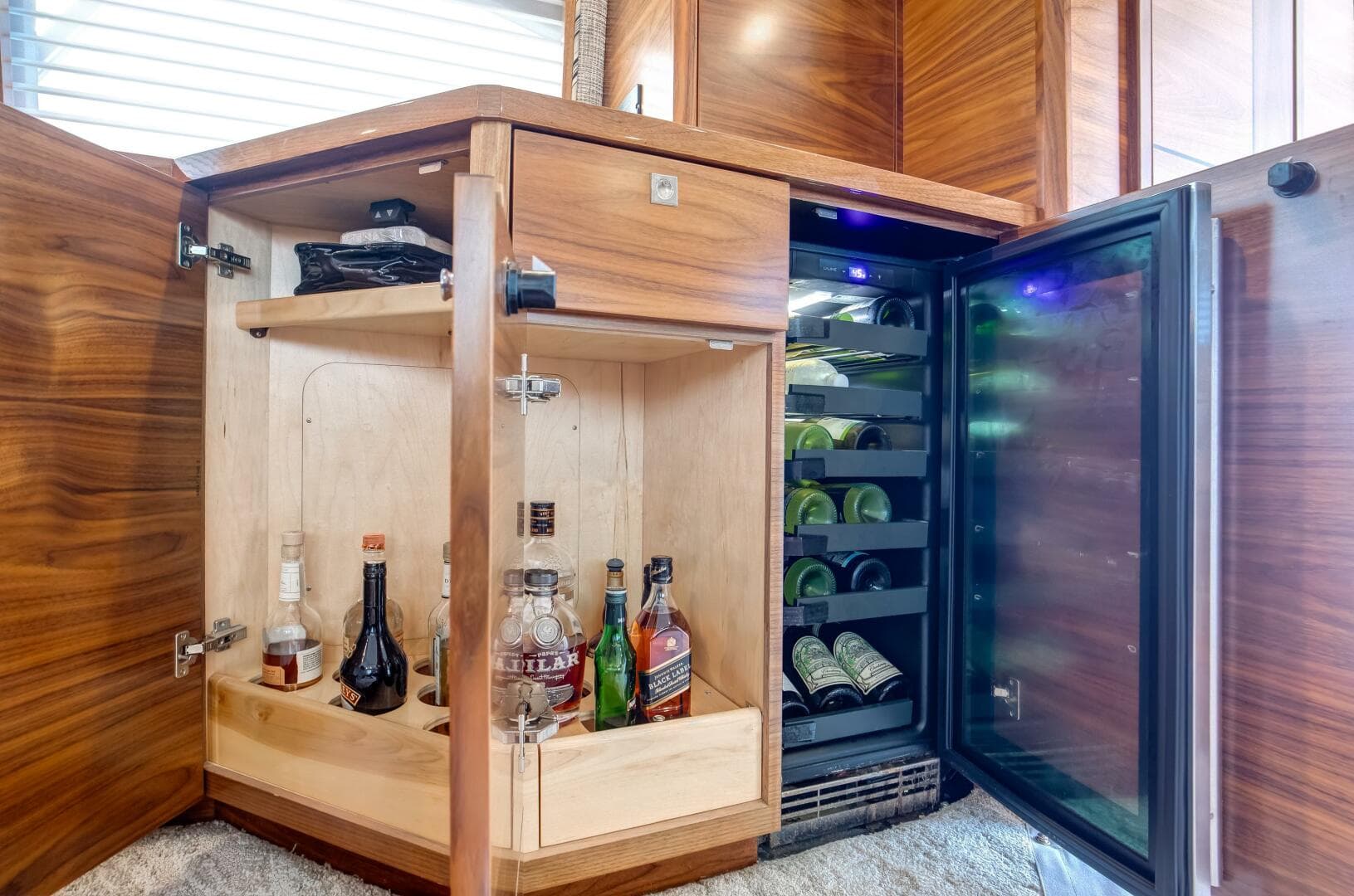 2024 Viking 68 Convertible — photo 7