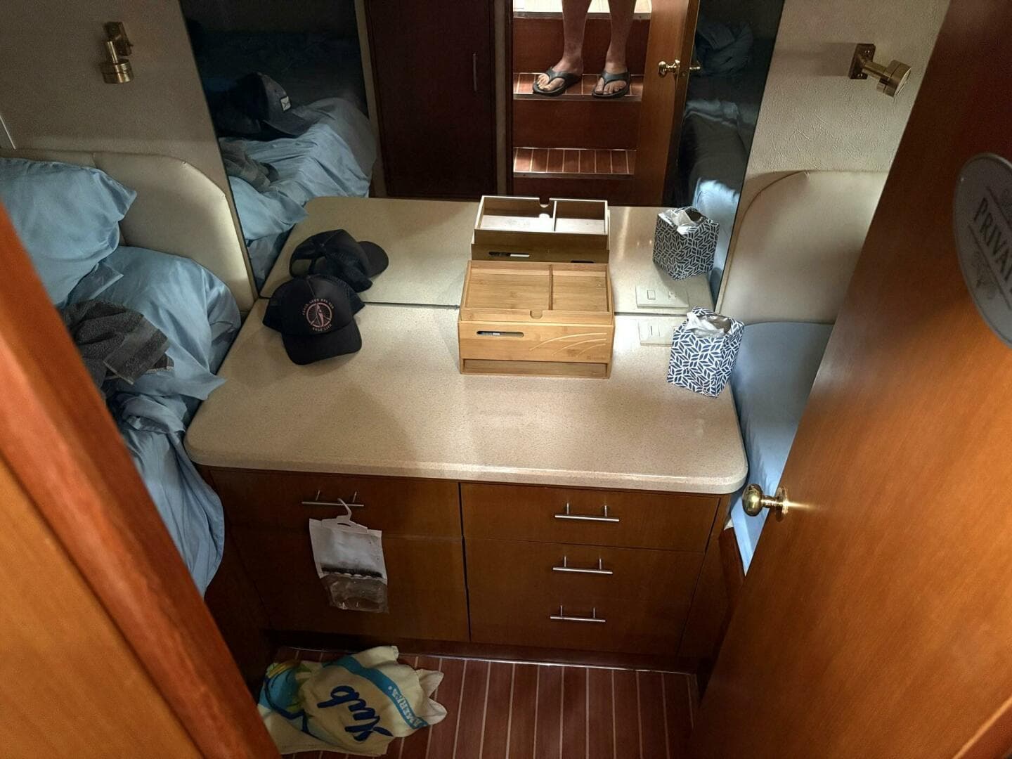 2001 Ocean Yachts 40 Express Bridge — photo 19