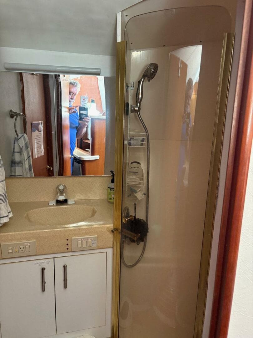 2001 Ocean Yachts 40 Express Bridge — photo 21