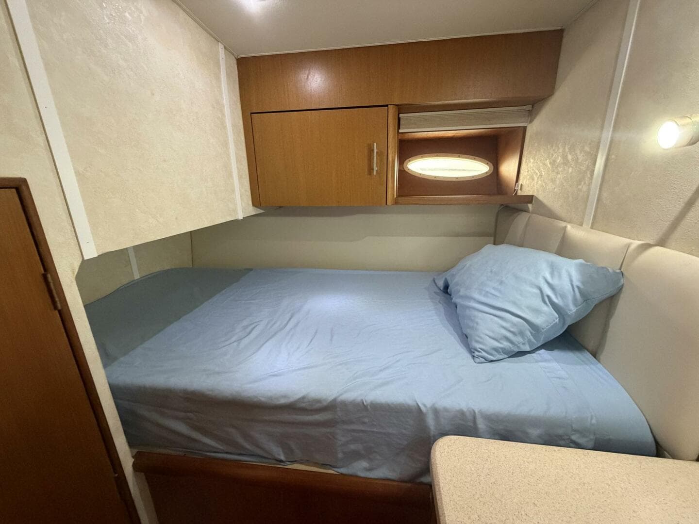 2001 Ocean Yachts 40 Express Bridge — photo 19