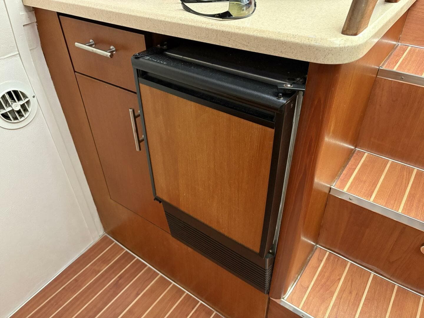 2001 Ocean Yachts 40 Express Bridge — photo 15