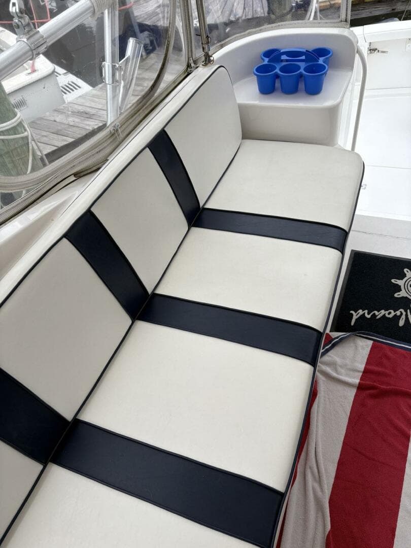 2001 Ocean Yachts 40 Express Bridge — photo 8