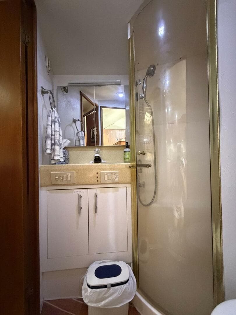 2001 Ocean Yachts 40 Express Bridge — photo 24