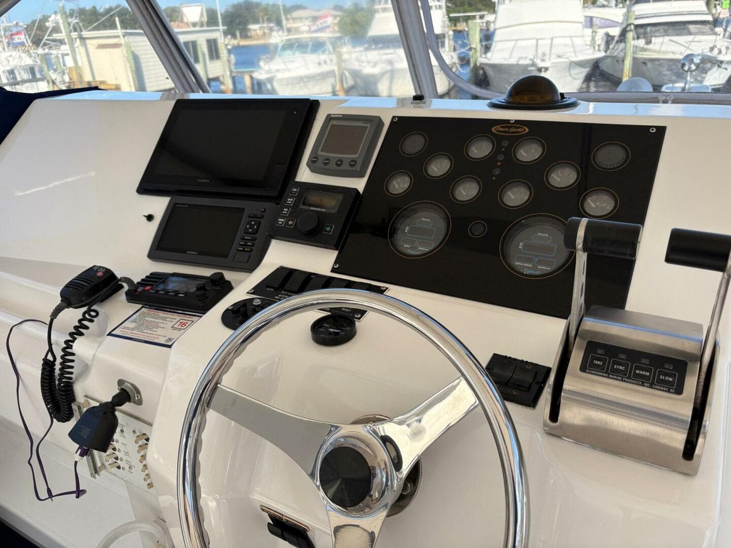 2001 Ocean Yachts 40 Express Bridge — photo 3