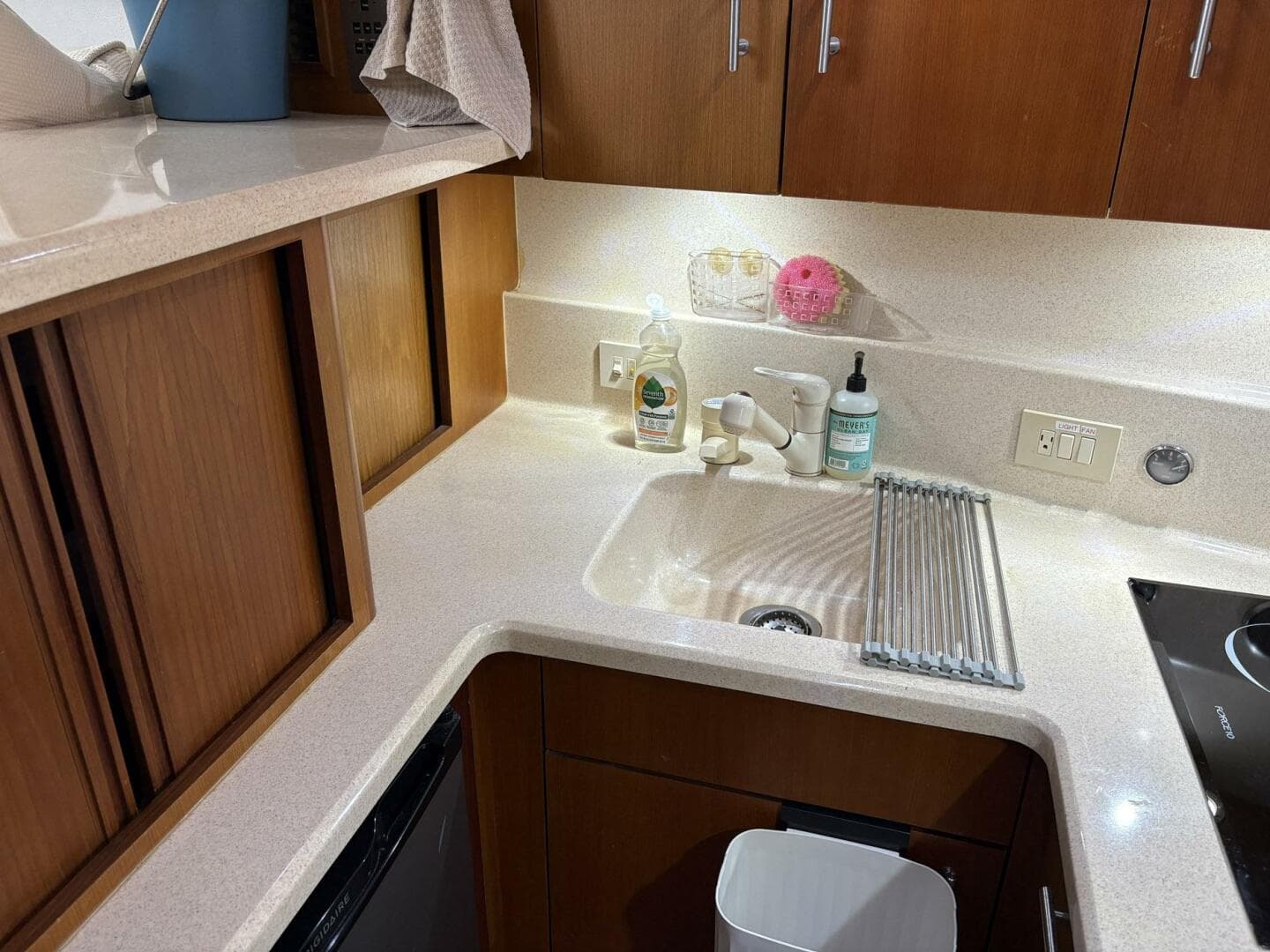 2001 Ocean Yachts 40 Express Bridge — photo 14