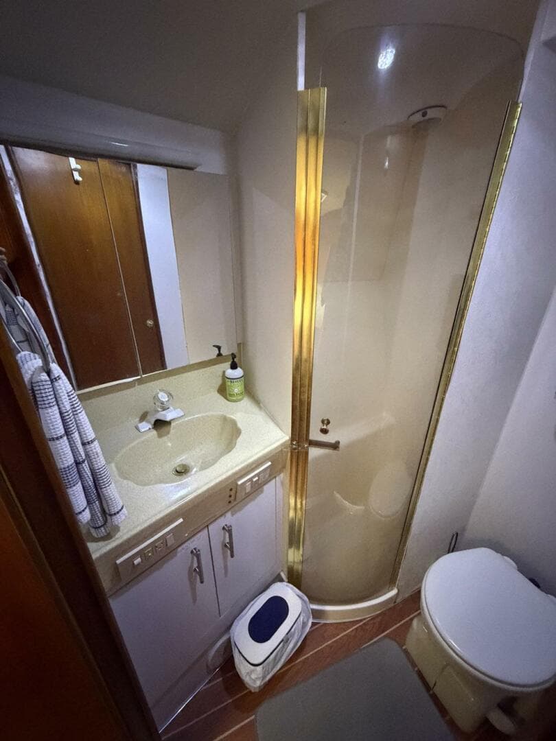 2001 Ocean Yachts 40 Express Bridge — photo 23