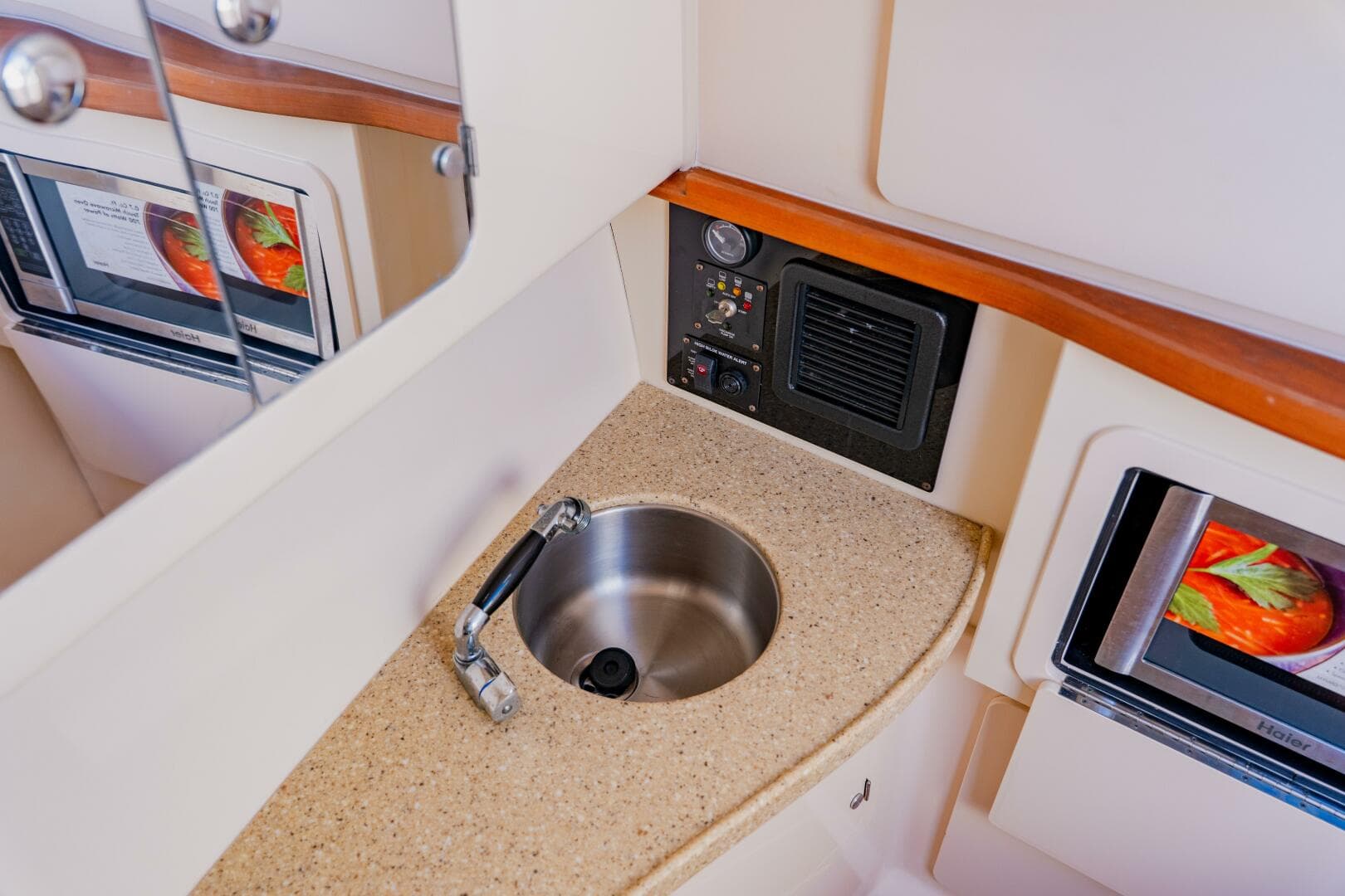 2013 Grady-White 335 Freedom — photo 44