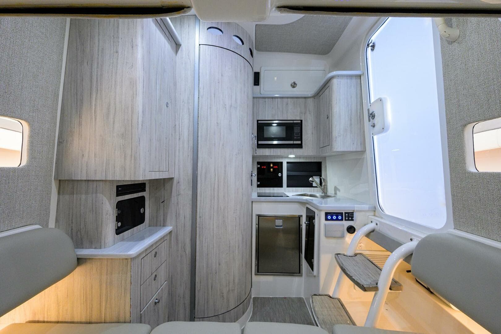 2021 Regulator 41 — photo 25