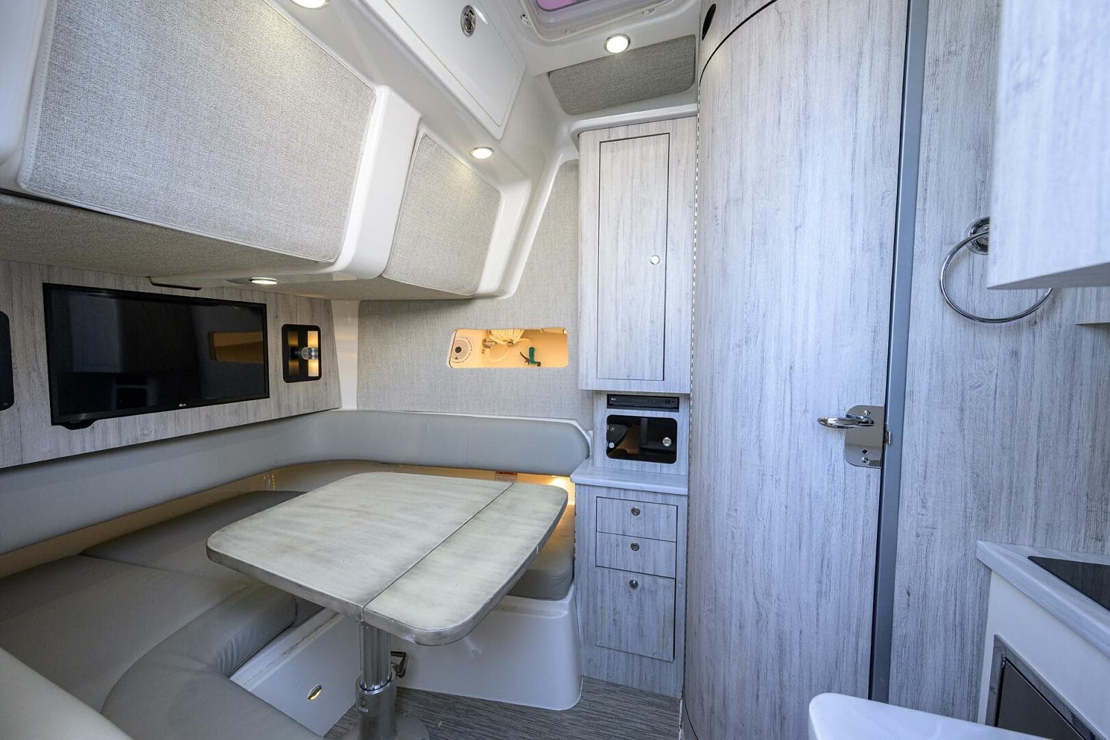 2021 Regulator 41 — photo 20