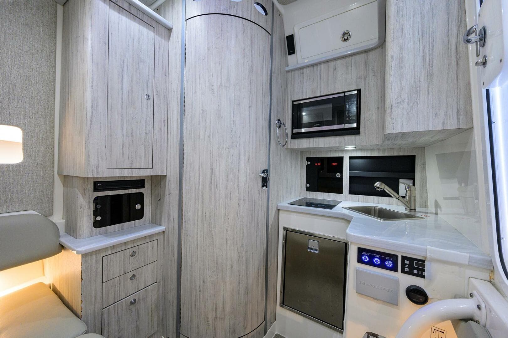 2021 Regulator 41 — photo 27