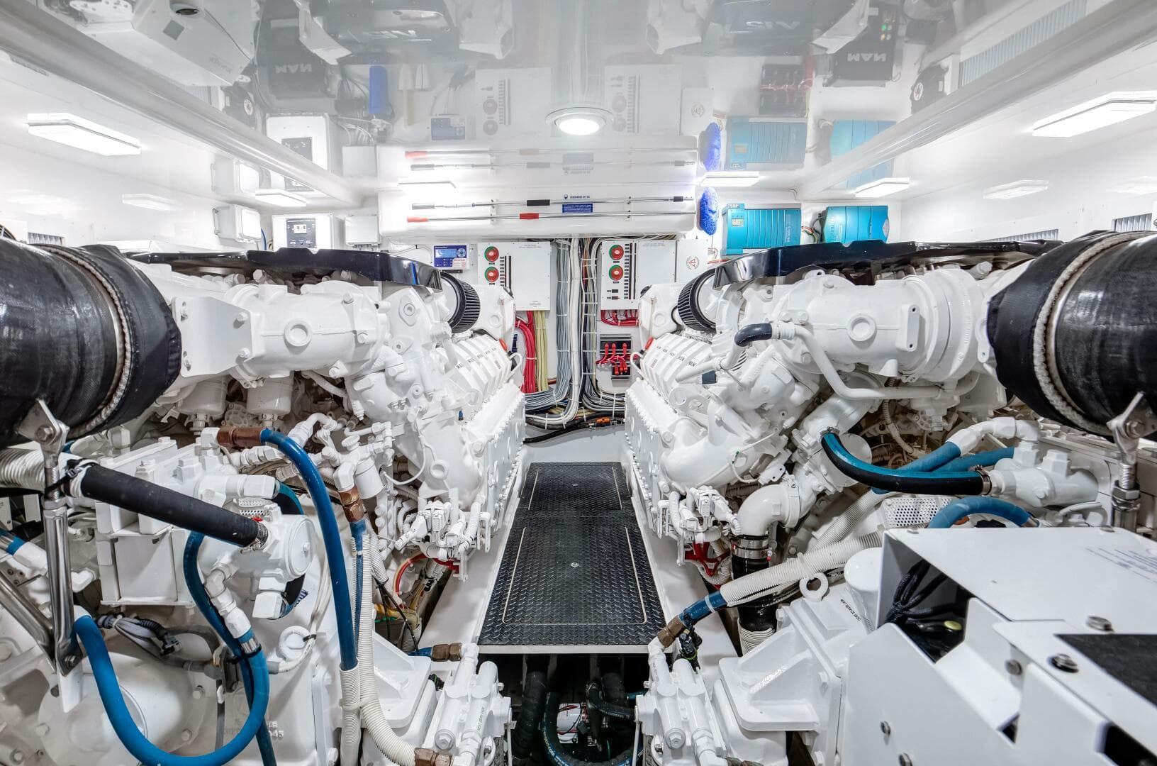 2016 Viking 52 Sport Tower — photo 40