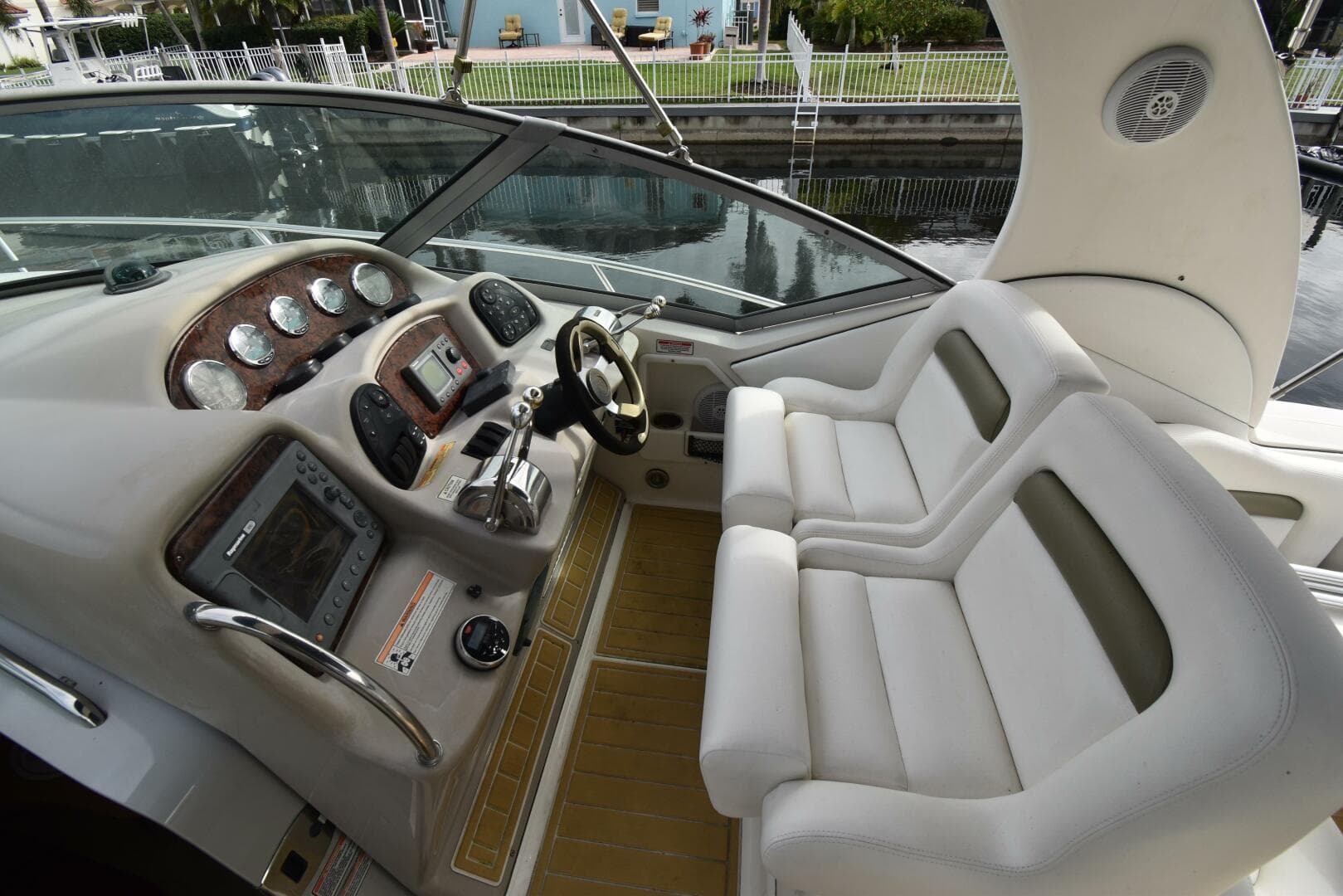 2006 Sea Ray 320 Sundancer — photo 13