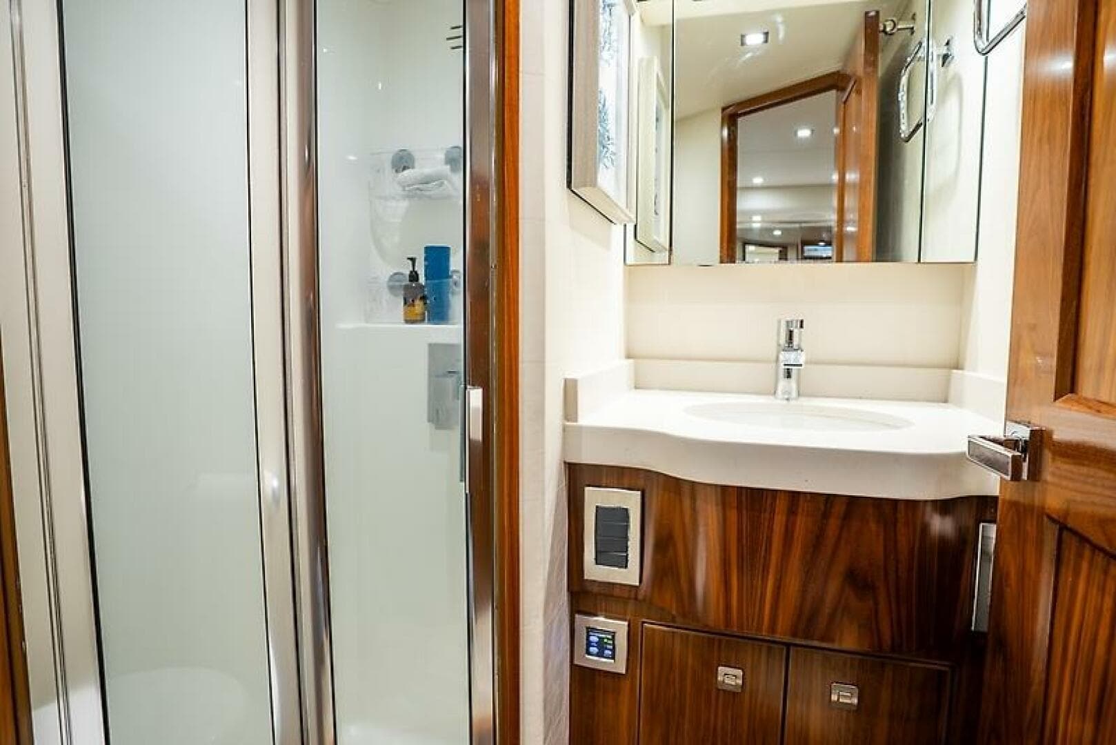 2019 Viking 68 Enclosed Bridge — photo 56