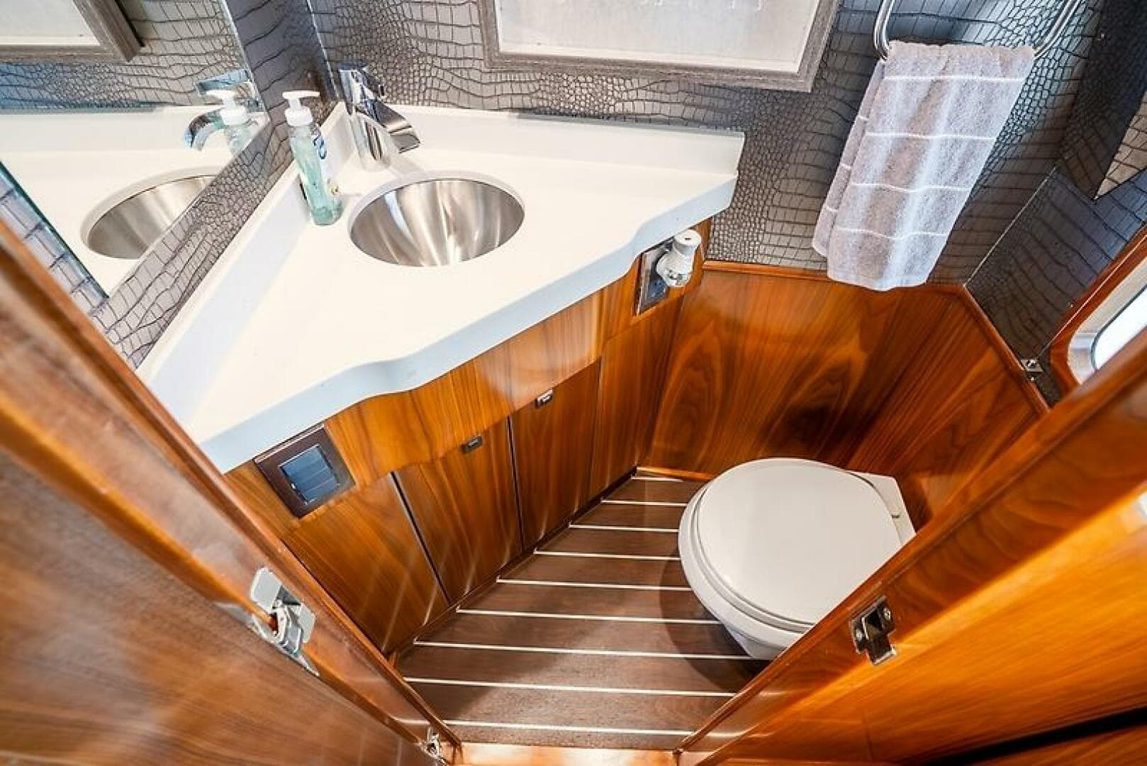 2019 Viking 68 Enclosed Bridge — photo 38