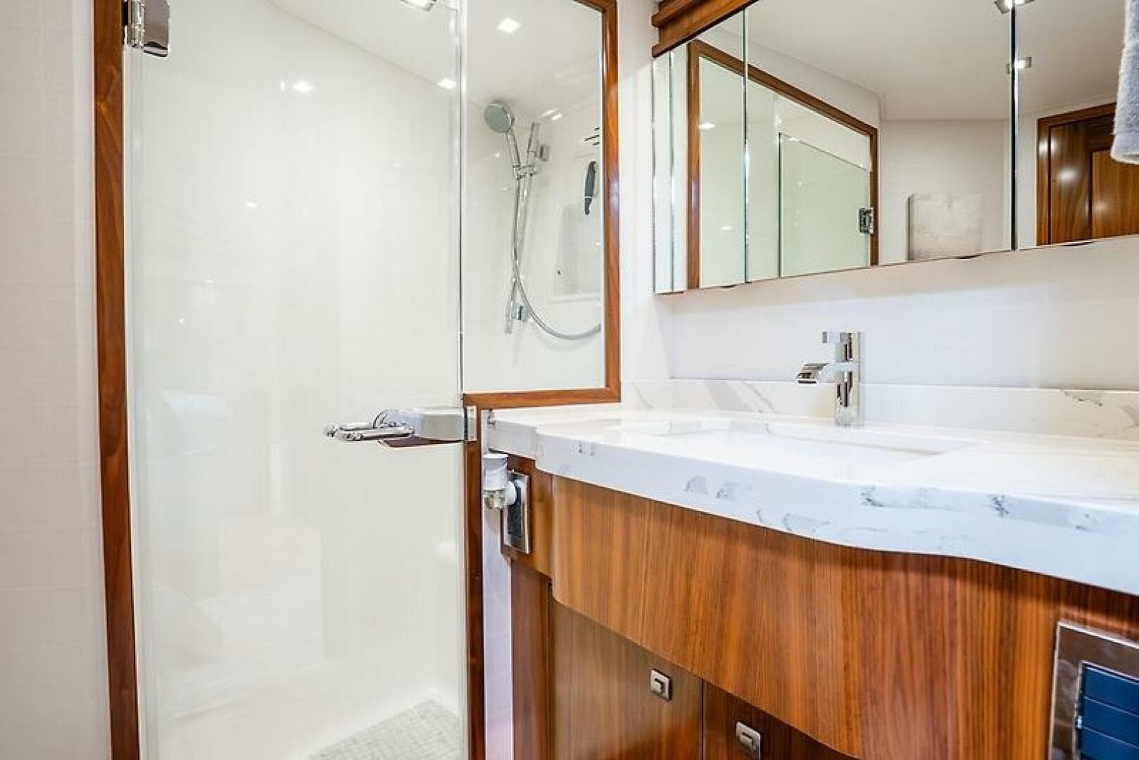 2019 Viking 68 Enclosed Bridge — photo 46