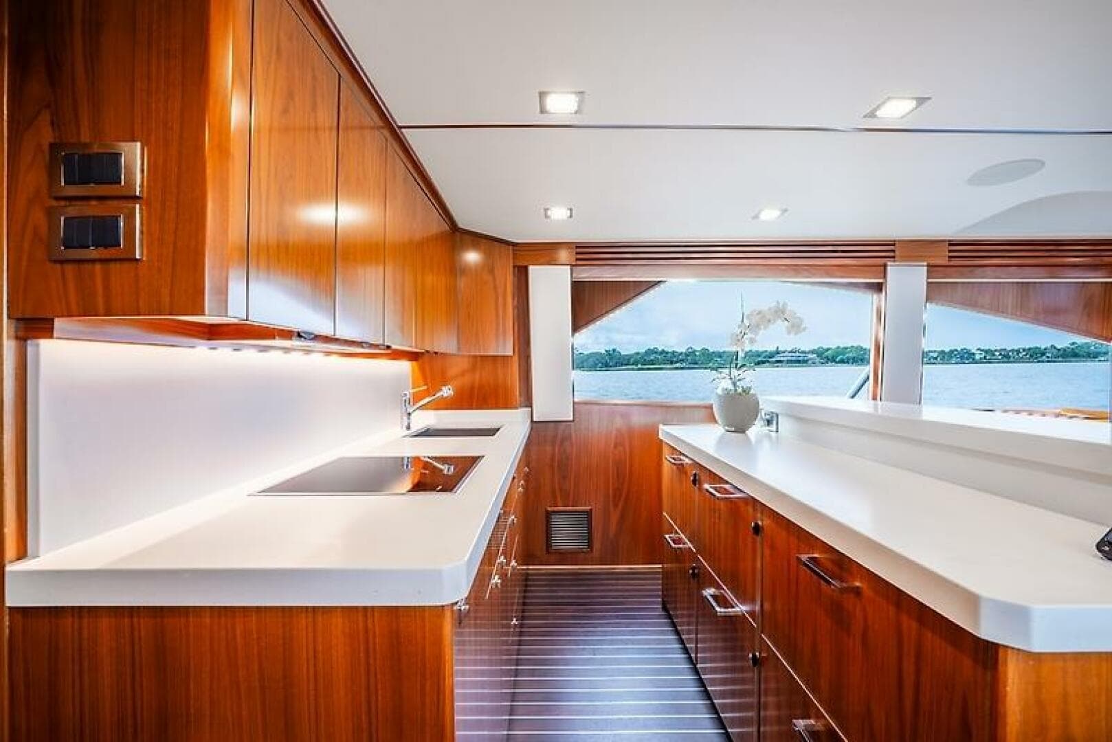 2019 Viking 68 Enclosed Bridge — photo 36