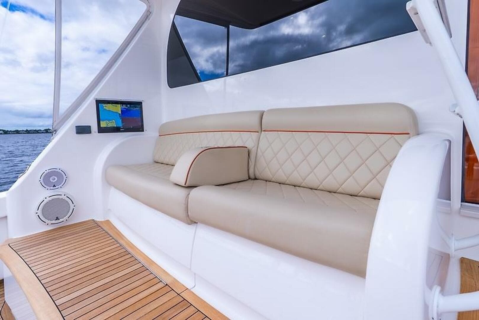 2019 Viking 68 Enclosed Bridge — photo 15