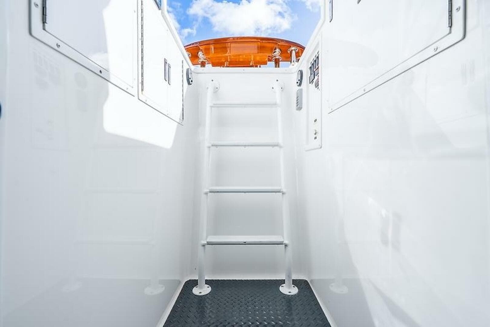 2019 Viking 68 Enclosed Bridge — photo 18