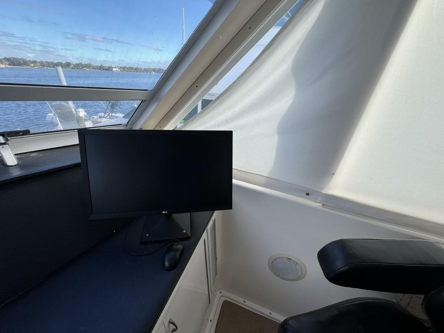 1999 Viking 60 Cpmy — photo 37