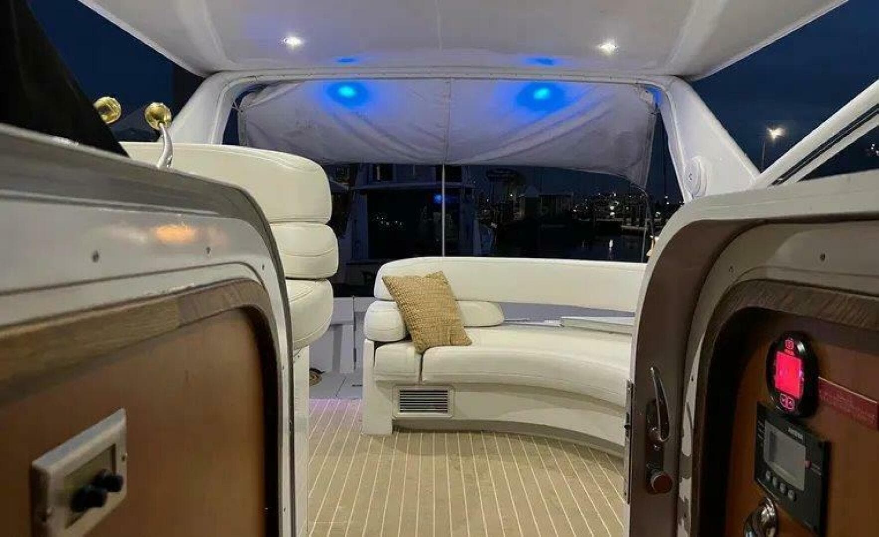 1996 Hatteras 39 Sport Express — photo 7