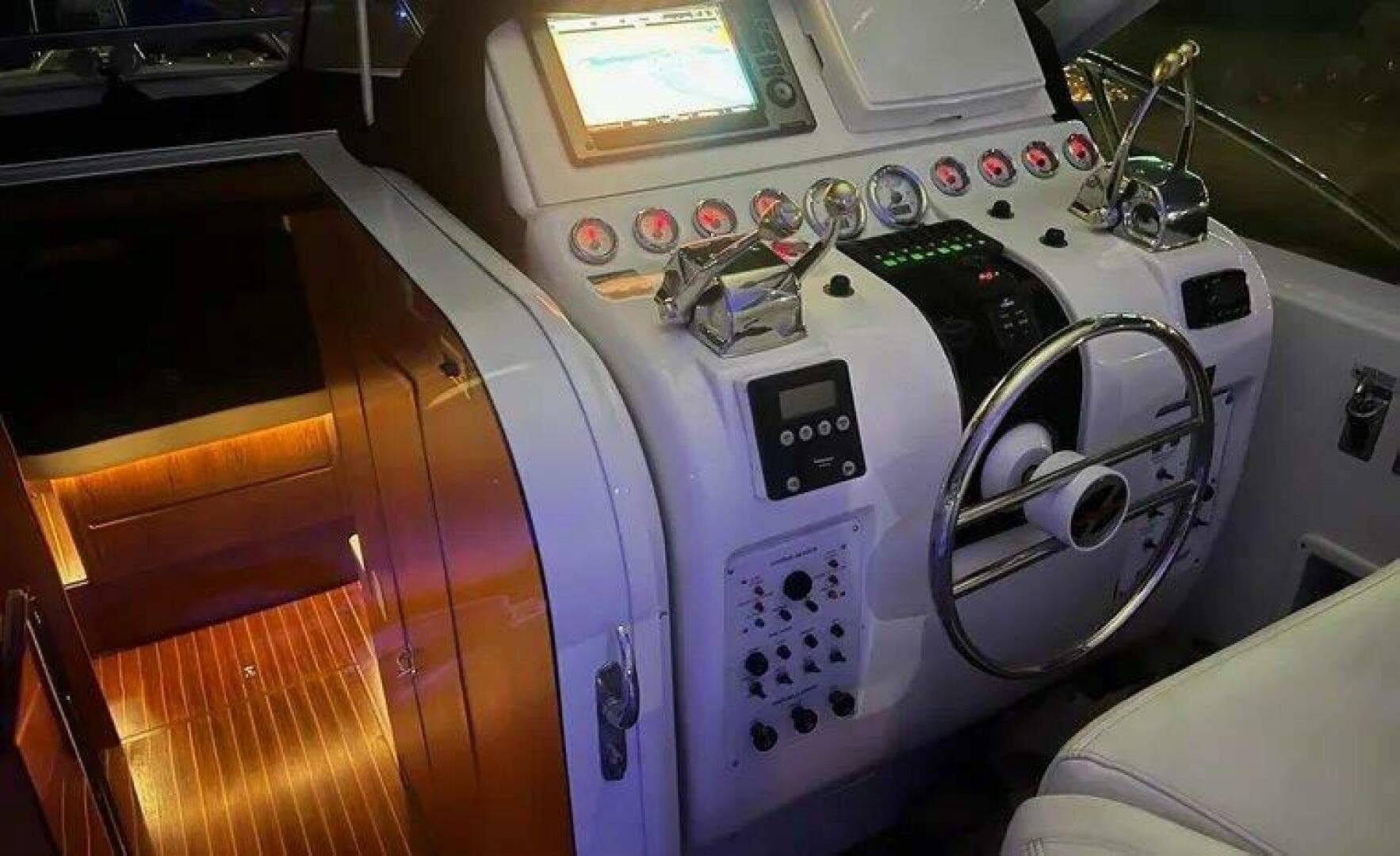 1996 Hatteras 39 Sport Express — photo 10