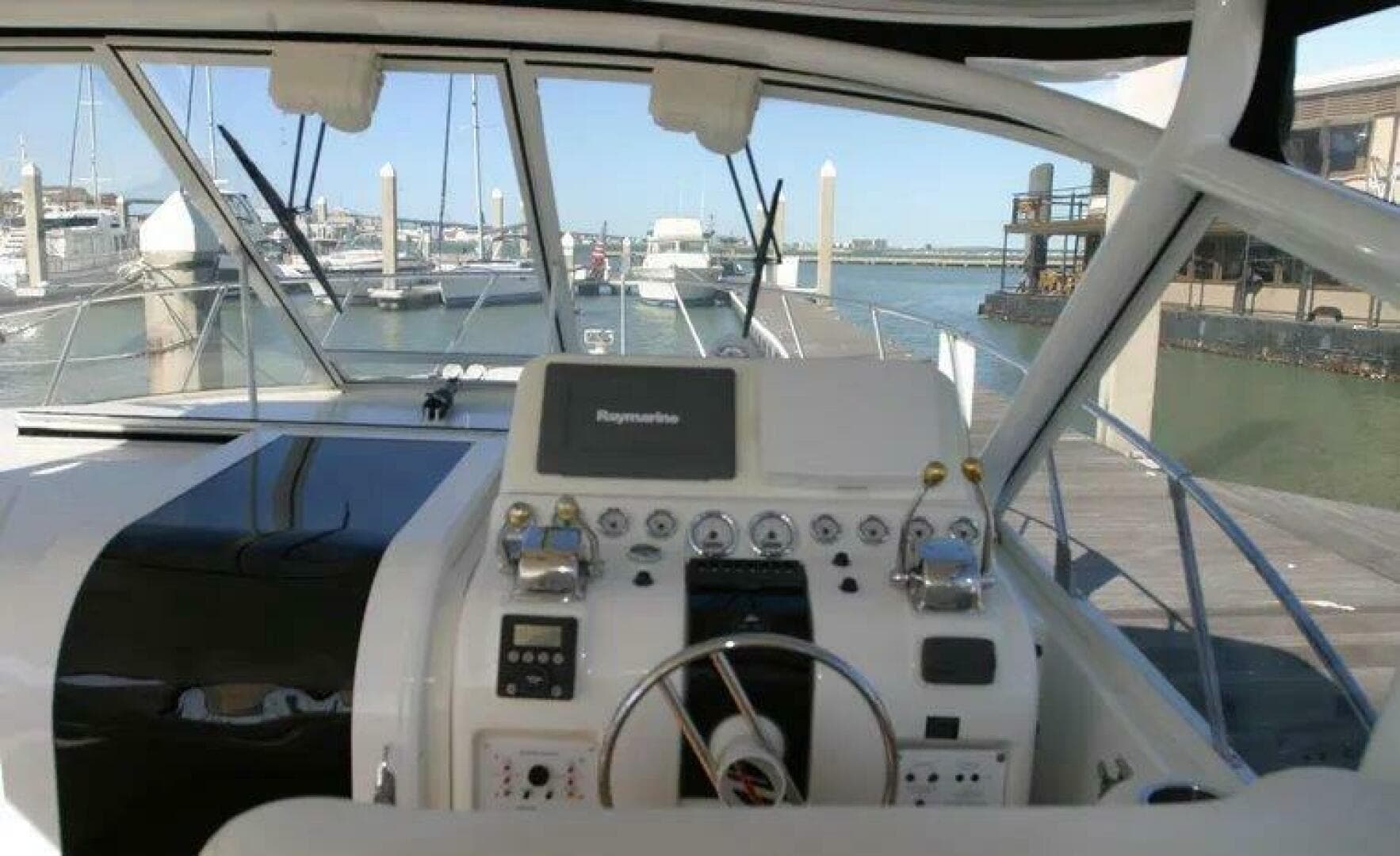 1996 Hatteras 39 Sport Express — photo 9