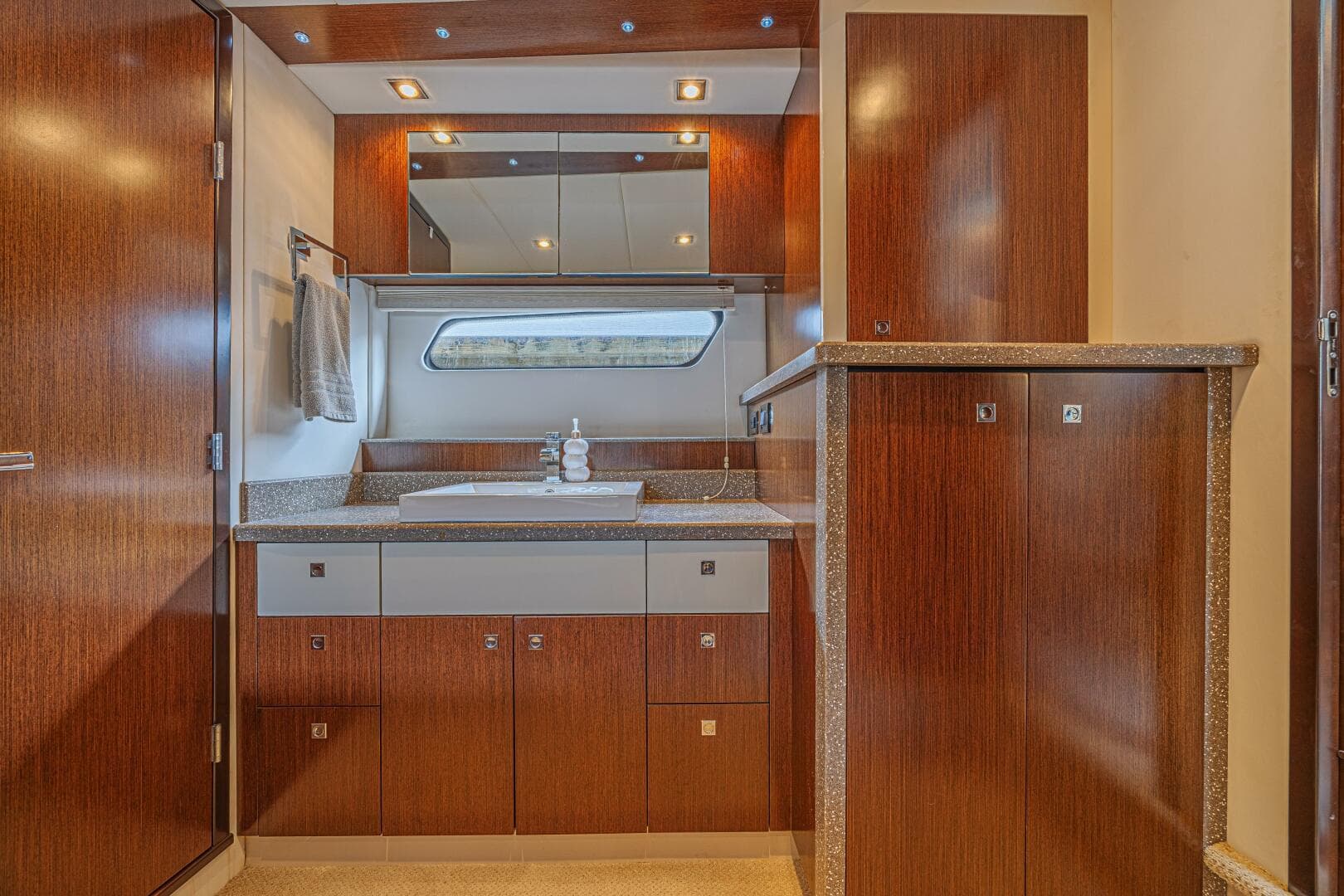 2012 Cruisers Yachts 48 Cantius — photo 36