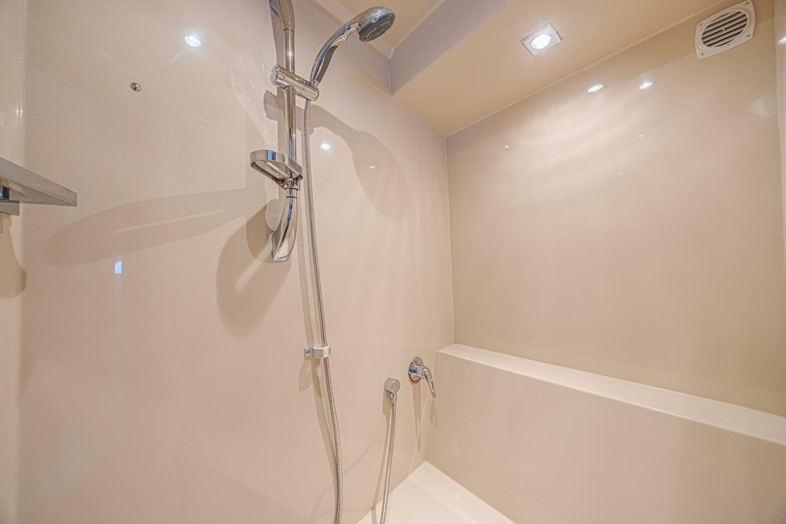 2012 Cruisers Yachts 48 Cantius — photo 40