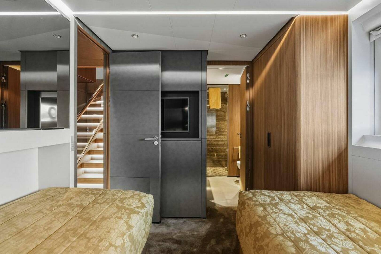 2018 Custom Line 120 — photo 108