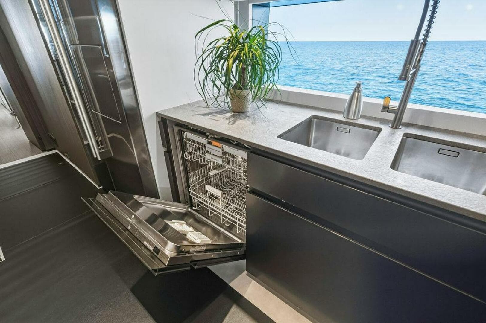 2018 Custom Line 120 — photo 66