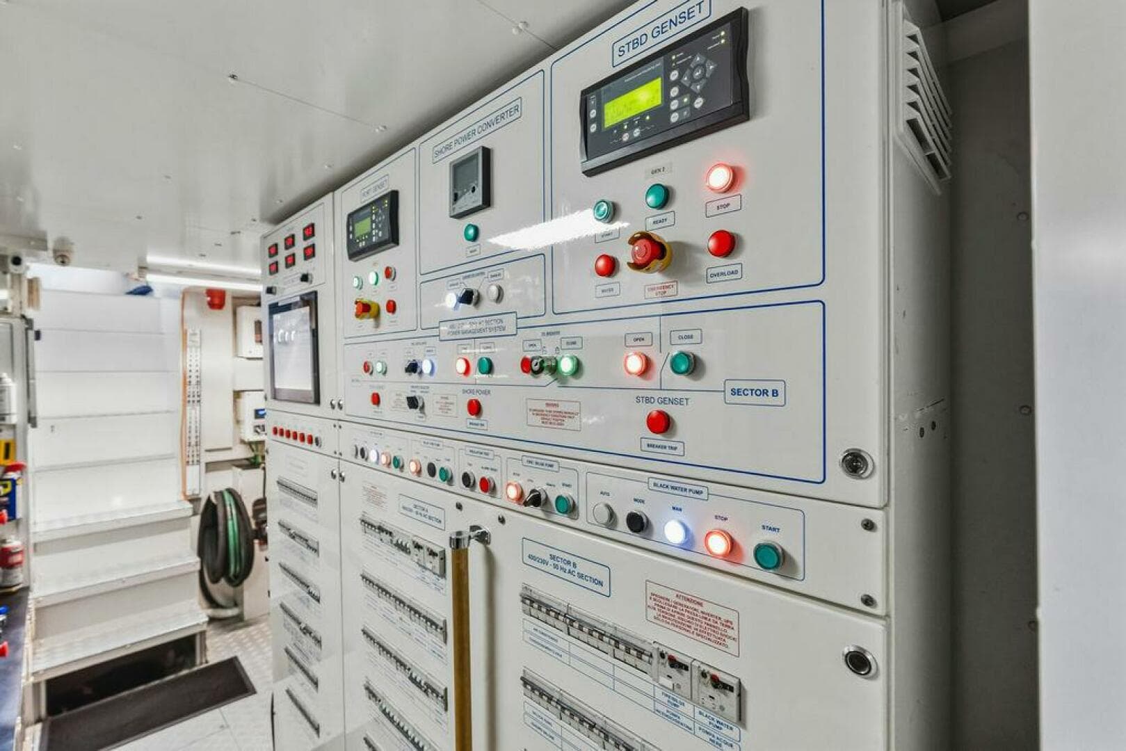 2018 Custom Line 120 — photo 131