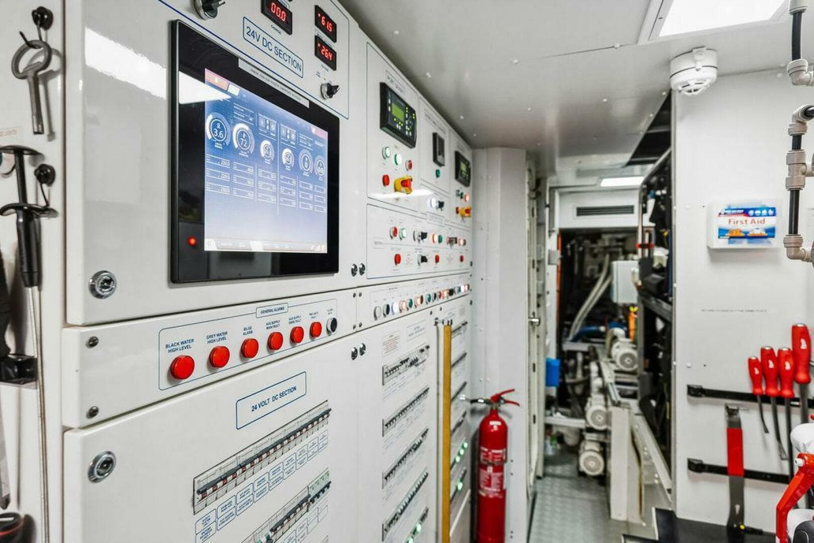 2018 Custom Line 120 — photo 130