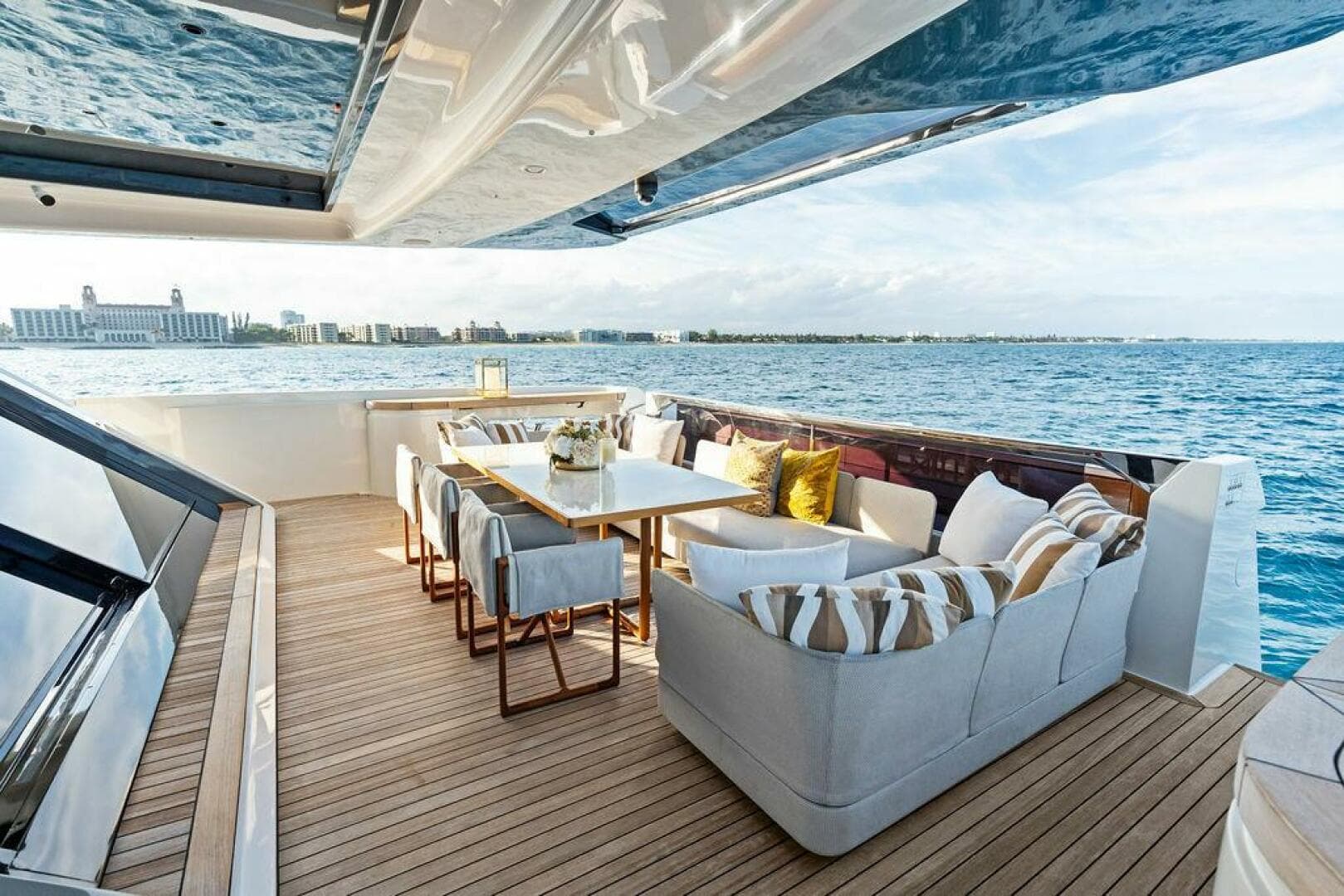 2018 Custom Line 120 — photo 32