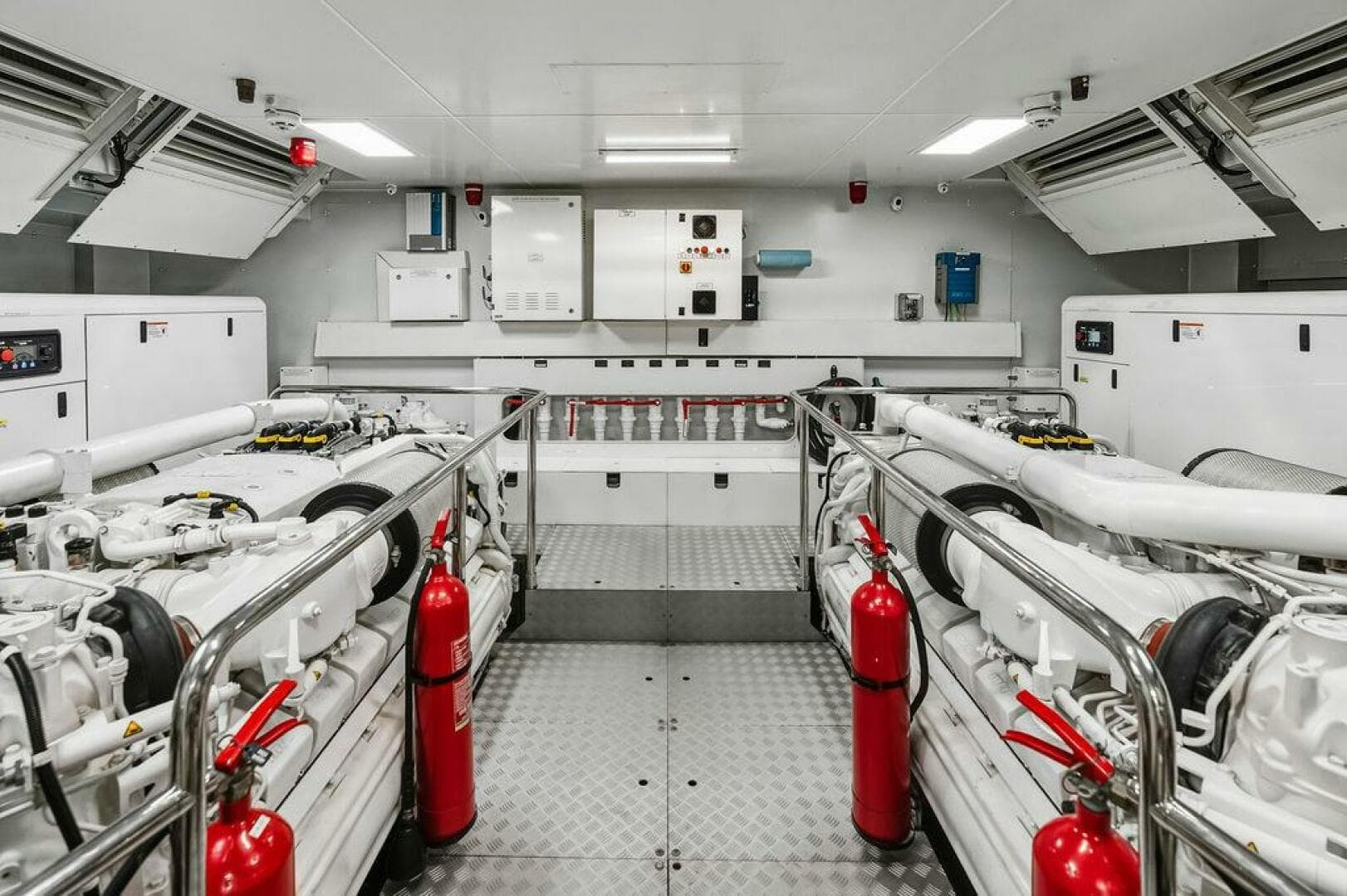 2018 Custom Line 120 — photo 119