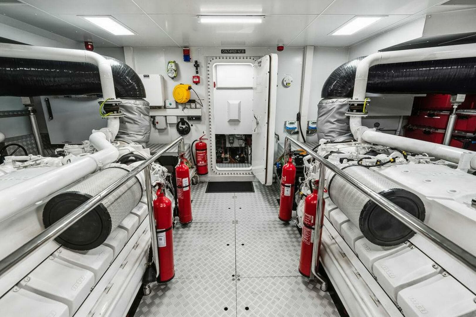 2018 Custom Line 120 — photo 124