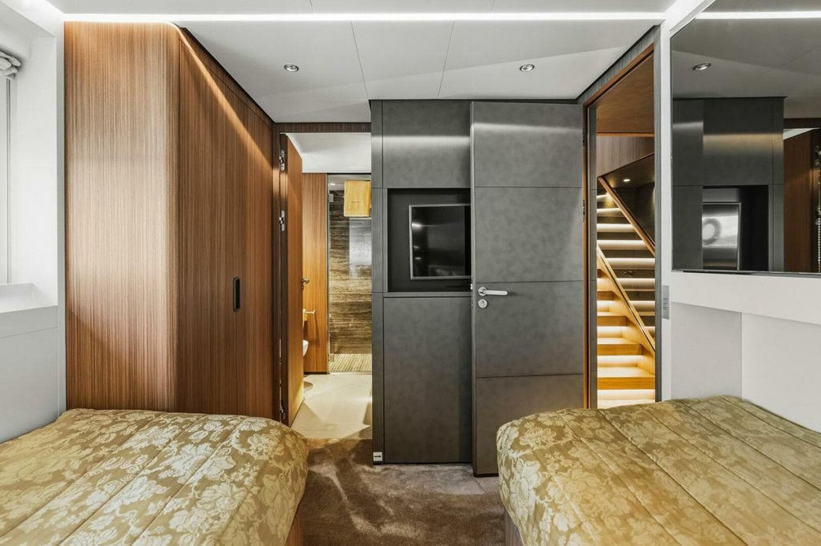 2018 Custom Line 120 — photo 107