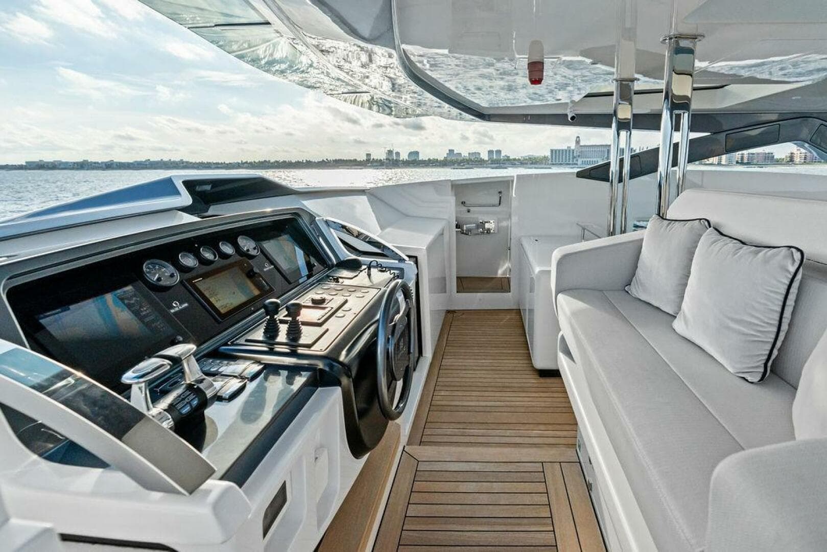 2018 Custom Line 120 — photo 42