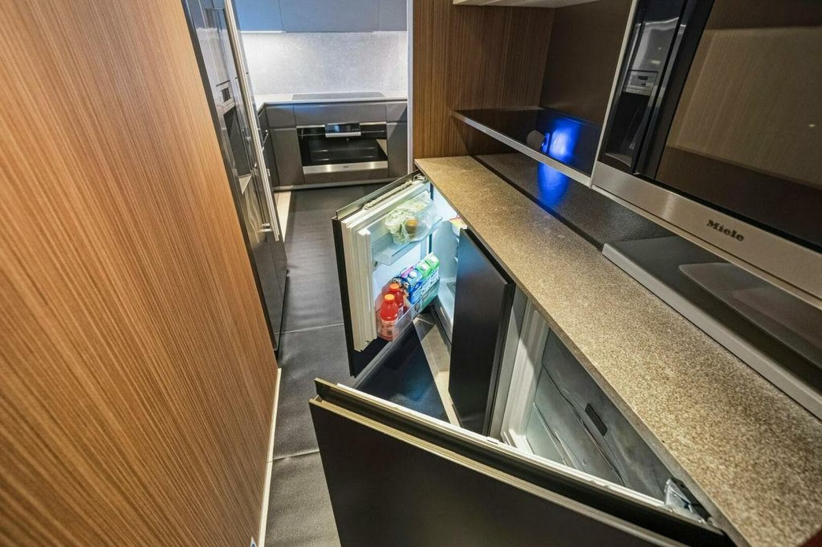 2018 Custom Line 120 — photo 69