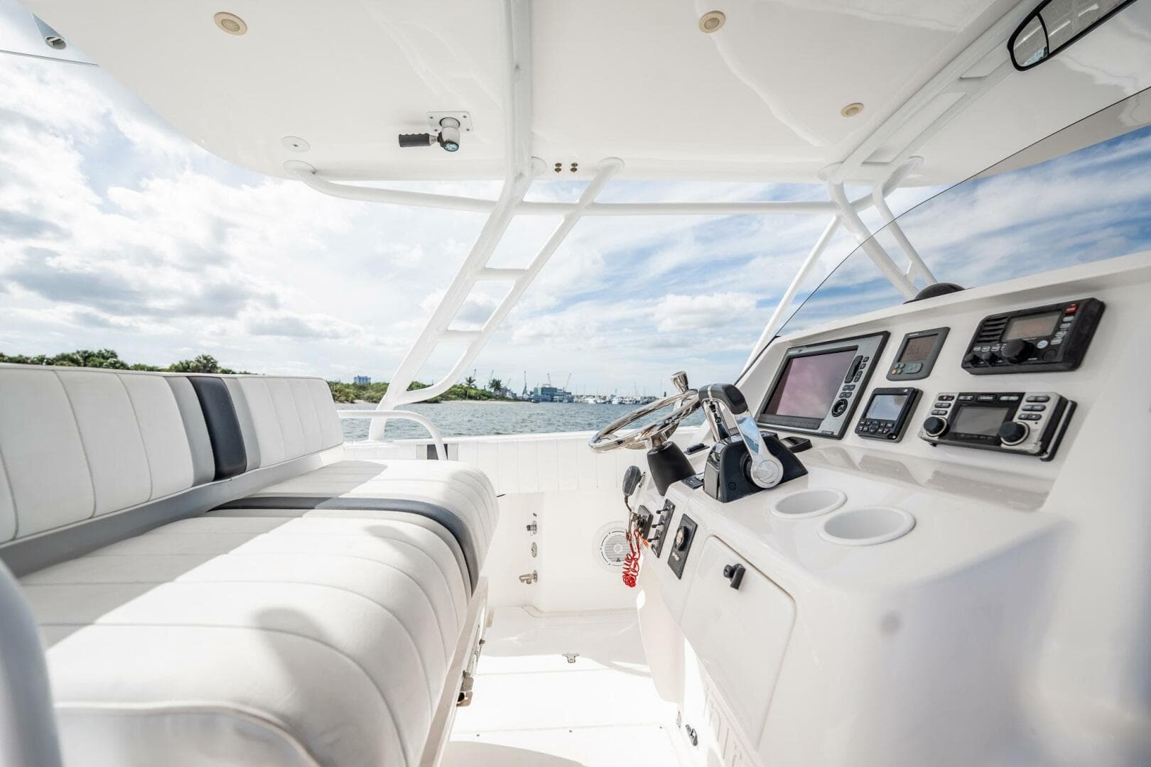 2011 Intrepid 400 Open — photo 23