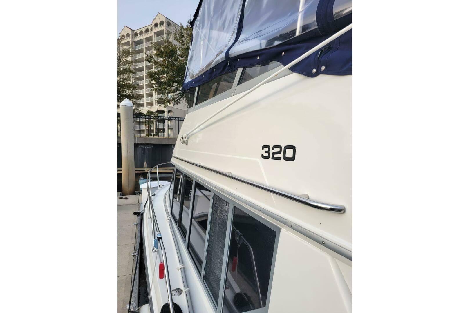 1996 Carver 320 Voyager — photo 12