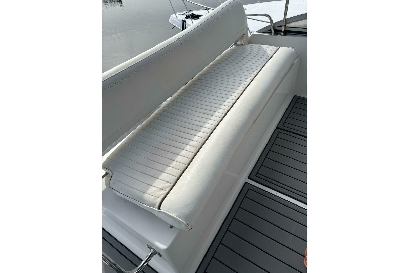 1996 Carver 320 Voyager — photo 27