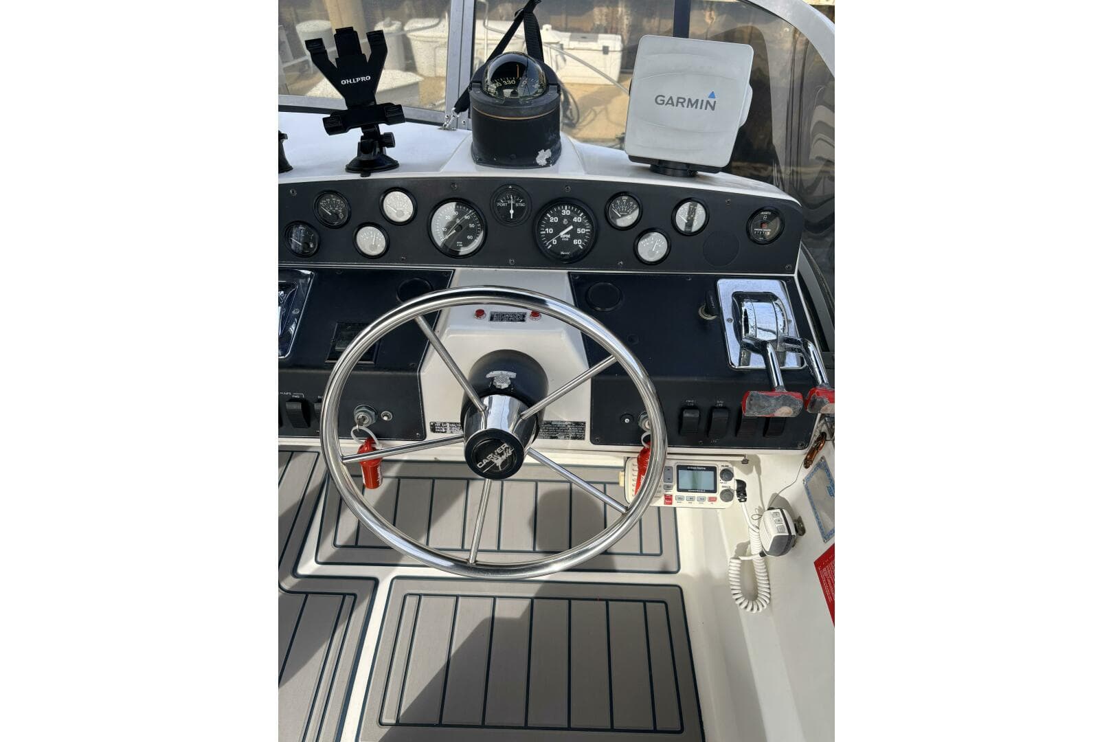 1996 Carver 320 Voyager — photo 25