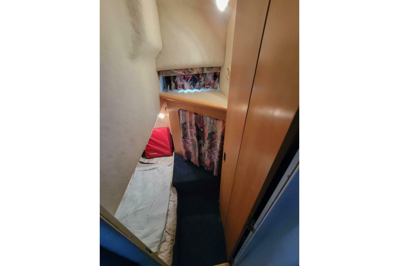 1996 Carver 320 Voyager — photo 49