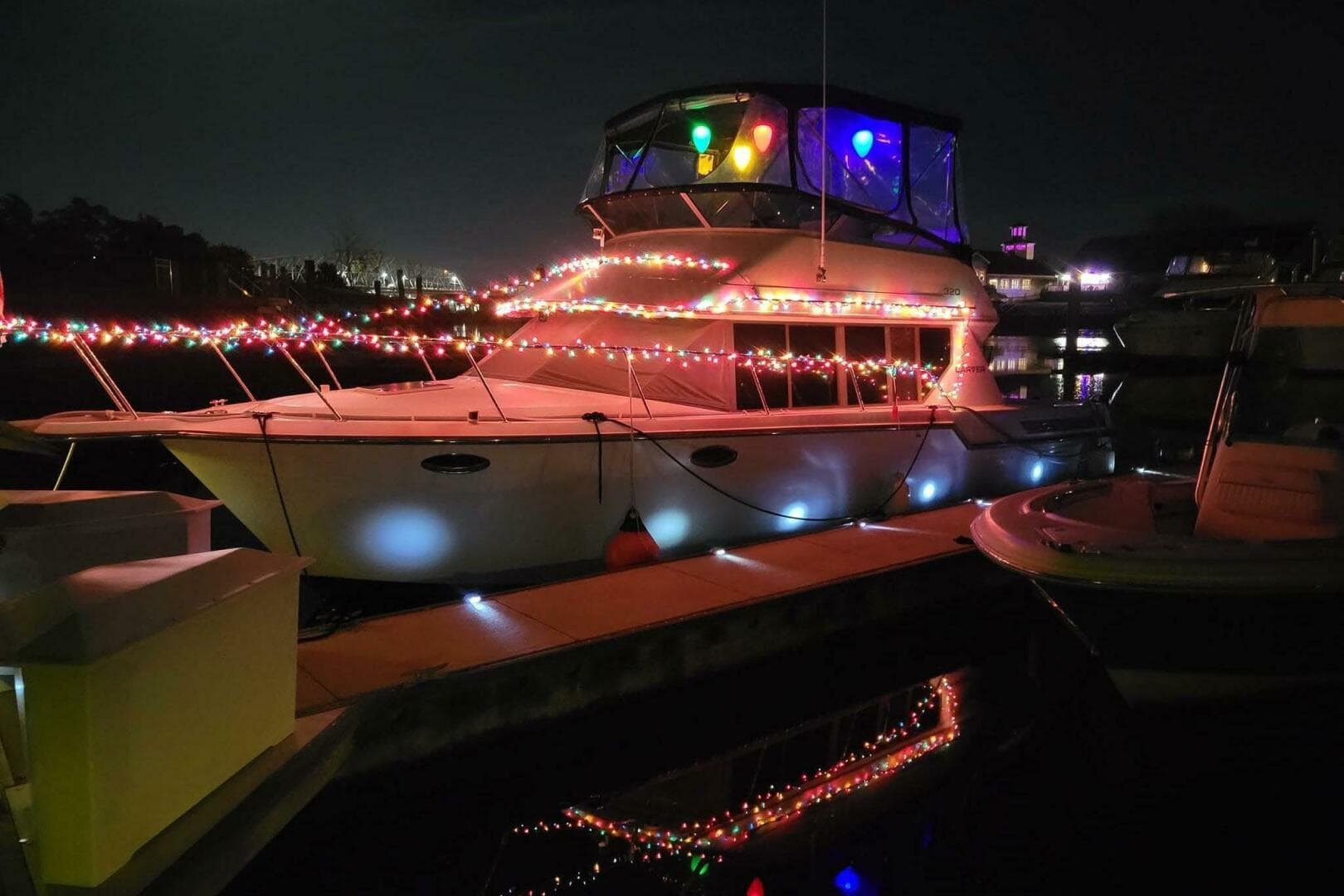 1996 Carver 320 Voyager — photo 33